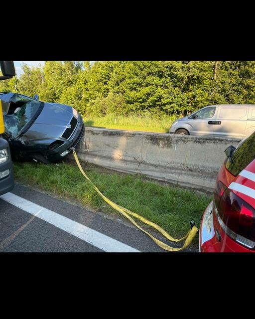 Das eingeklemmte Fahrzeug wurde mittels Seilwinde geborgen. | Foto: FF Parndorf