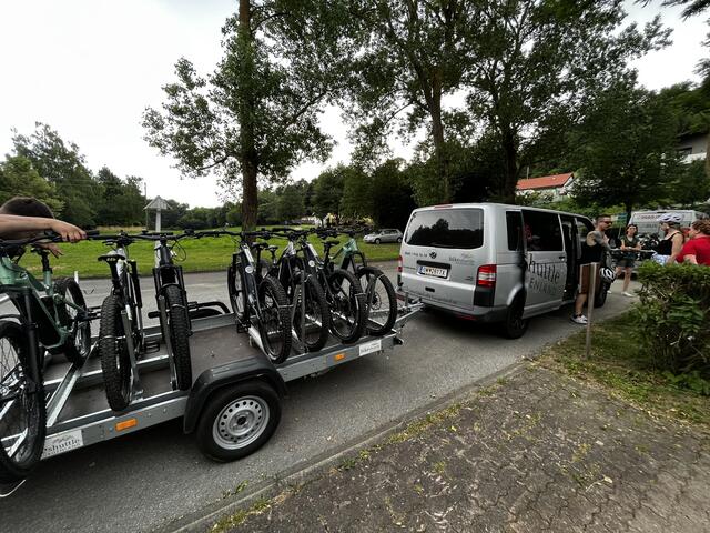 Die Räder werden zur Passhöhe Geschriebenstein geshuttelt - und wir natürlich auch!