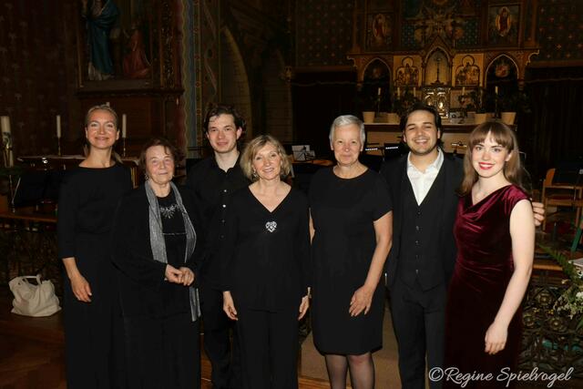 Das Publikum war von Mezzosopranistin Alma Neuhaus und Tenor Agustin Gómez unter Dirigent Piotr Jaworski begeistert. Von links nach rechts: 
Konzertmeisterin Sonja Dalfen, Ulrike Strolz, Dirigent Piotr Jaworski, Cornelia Daxbacher, Vizebürgermeisterin Jutta Polzer, Tenor Agustin Gómez und Mezzosopranistin Alma Neuhaus.