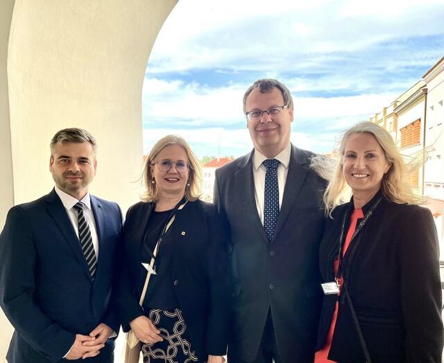 ei der 760-Jahr-Feier in Kroměříž Bürgermeister Tomáš Opatrný, Gemeinderätin Elisabeth Kreuzhuber, Vizebürgermeister Pavel Motyčka und Präsidialamtsleiterin Rosemarie Bachinger  | Foto: Stadt krems