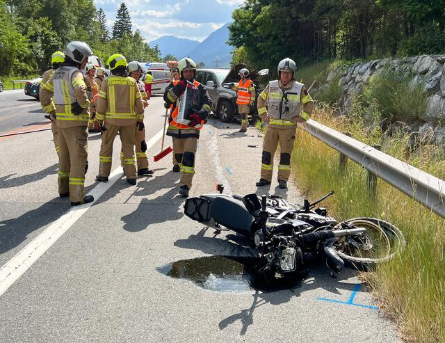 Im Baustellenbereich auf der A12 bei Haiming ereignete sich ein Frontalunfall zwischen einem PKW und einem Motorrad. Der Fahrer des Motorrads erlag seinen Verletzungen noch an der Unfallstelle. Die Autobahn war kurzzeitig vollständig gesperrt. | Foto: Zeitungsfoto.at