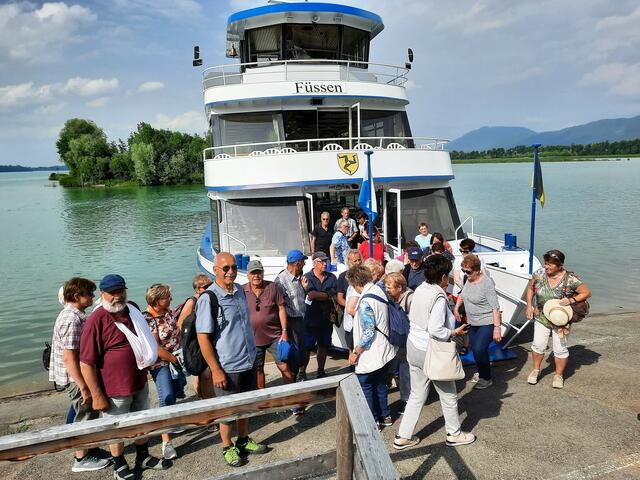 Bei gutem Ausflugswetter ging's für die Gruppe aus Grän/Haldensee mit dem Schiff einmal um den Forggensee. | Foto: privat