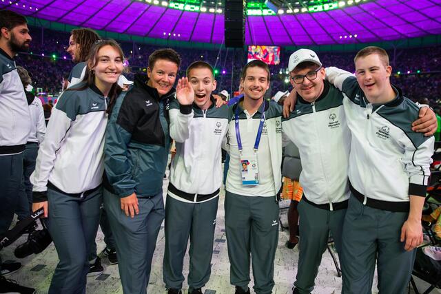 Dominik (3.v.l. ) und Patrik (4.v.l.) bei der Eröffnungsfeier in Berlin. | Foto: Special Olympics Österreich