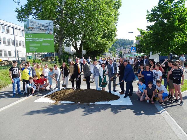 Bildungsminister Martin Polaschek, Bildungsdirektorin Elisabeth Meixner und der Gleisdorfer Bürgermeister Christoph Stark beim Spatenstich anlässlich des Baubeginns der Um- und Zubauten beim BG/BRG und der Mittelschule. | Foto: RegionalMedien Steiermark/Barbara Vorraber