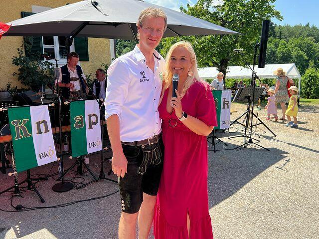 Gastgeber Peter Bäuchel mit Gaststar Marlena Martinelli beim Kellerfest | Foto: Wutte