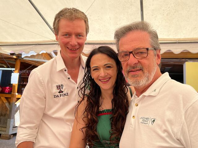 Christina und Peter Bäuchel mit Bürgermeister Engelbert Huber beim Kellerfest "Da Finz" | Foto: Wutte