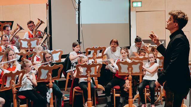 Auch Bernhard Plos dirigierte das Orchester in der Veranstaltungshalle zu Mooskirchen. | Foto: Wutte
