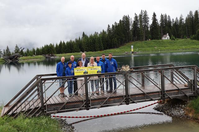 Die Verantwortlichen der Seilbahn Komperdell Serfaus und der Bergbahnen Fiss-Ladis übergaben die beiden 30.000-Euro-Spendenschecks.  | Foto: Othmar Kolp