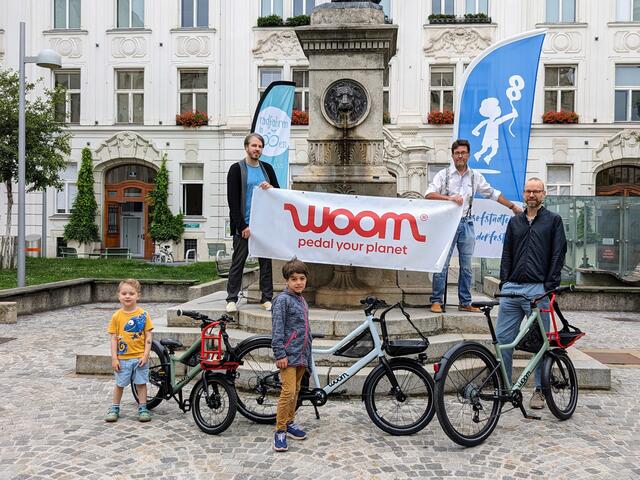 Bernd Kantoks (Veranstalter Kinderfest/hinten links) und der Sprecher der Agendagruppe (Markus Edelmann/hinten rechts) mit den drei Gewinnern an ihren Rädern. | Foto: Josefstädter Kinderfeste