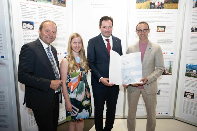 LH-Stv. Josef Geisler, REA-Geschäftsführerin Lena Schröcker, BM Norbert Totschnig und REA-Obmann Günter Salchner (v.l.) bei der Urkundenübergabe. | Foto: BML/Rene Hemerka