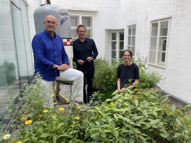 Im Innenhof bei der "Blauen Gans": Josef Wimmer, Andreas Gfrerer (Mitte) und Iris Niederreiter  | Foto: Lisa Gold