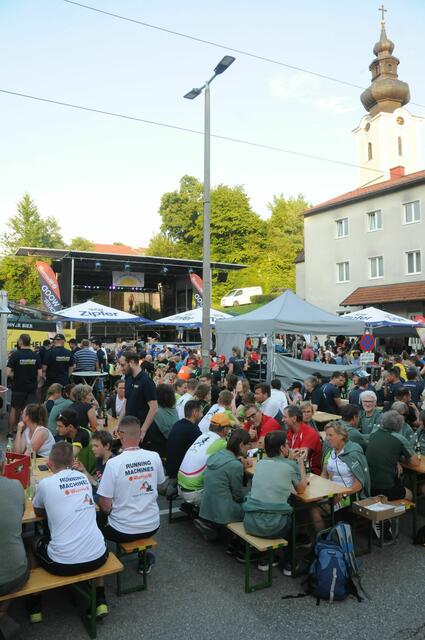 Die Bühne bat ein abwechslungsreiches Programm, von Yoga bis zum Rockkonzert. | Foto: Ortner Rudi