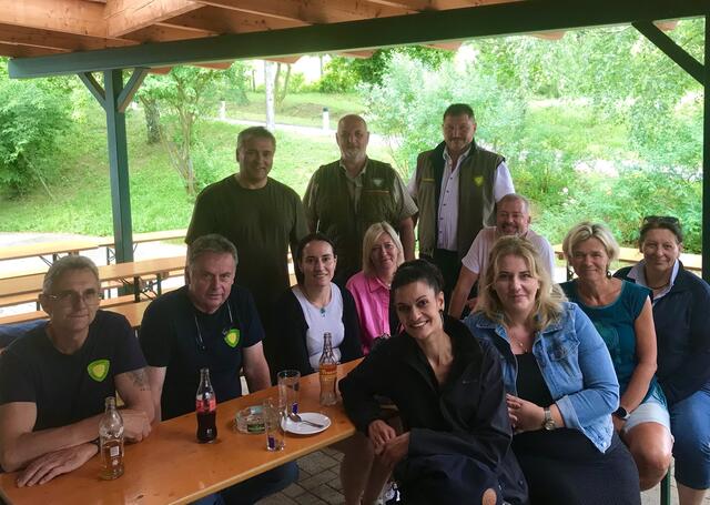 Das Team vom Schützenverein-Mistelbach – Manfred Spelitz, Peter Winkler, Rudi Dorn, Gerhard Doppelhofer und Josef Kohzina. Das Team von Pflege daheim – Csilla Balint, Eveline Zechmeister, Bernd Nawrata, Beatrice Wolpert, Arabella Kosovac, Sandra Höß, Eva Pfeiffer-Grießl. | Foto: Schützenverein-Mistelbach 