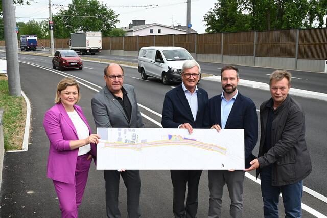 Landeshauptmann Stellvertreter Stefan Schnöll und Bürgermeister Harald Preuner vor der ausgebauten Münchner Bundesstraße.
Im Bild mit Stadträtin Anna Schiester, Josef Kapik, zweiter Bürgermeister von Freilassing, und Helmut Atzlinger, von Strabag. | Foto: Land Salzburg/Neumayr/Laux