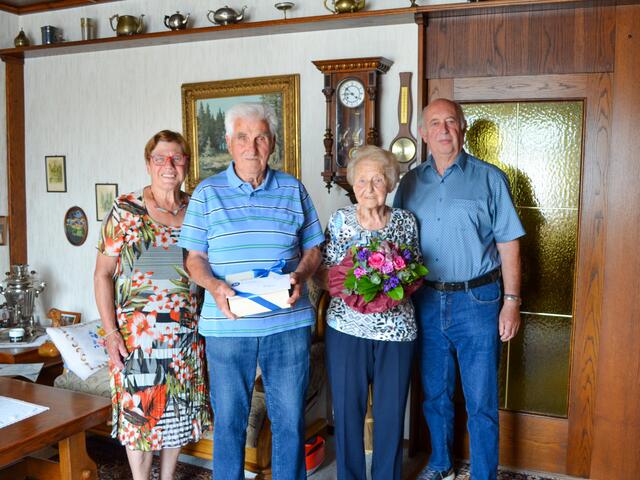 v.l.n.r.: Bürgermeisterin Josefa Geiger, Johann Netek, 
Margaritta Netek, GR Hermann Höchtl | Foto: Marktgemeinde Sieghartskirchen