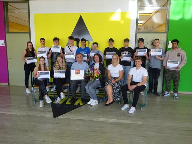 Die Schülerinnen und Schüler mit ihren Zertifikaten. | Foto: HAK Deutschlandsberg