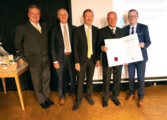 Der Direktor Christian Fink, Johann Reindl, Direktor Erich Pichler, Johann Riedl und RVS-Generaldirektor Heinz Konrad bei der Ehrung.

  | Foto: RB Wallersee