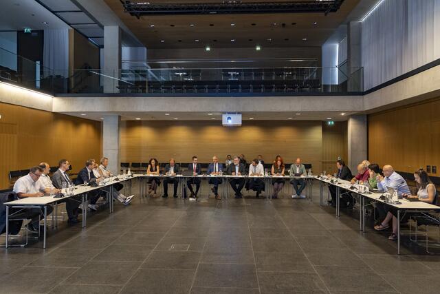 Bei der heutigen Sitzung des Anti-Teuerungsrates unter dem Vorsitz von LH Mattle wurde ein Zuschuss für Wärmepumpen und Stromheizungen beschlossen. | Foto: © Land Tirol/Die Fotografen