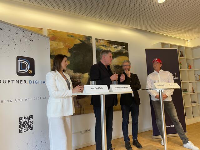 Dieter Dufgtner (CEO digital.duftner) freut sich über die starke Partnerschaft. Gemeinsam mit LR Astrid Mair, Mario Hueber (MEtropol Kino) und Alex Poitner (Markenbotschafter ErlebnisCard Tirol.) | Foto: BezirksBlätter