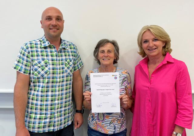 Behindertenbeauftragter der Stadt Krems Christoph Stricker und Vizebürgermeisterin Eva Hollerer begrüßen das neue Mitglied der Selbsthilfegruppe „Vergiss mein nicht“ in Vertretung von Felicitas Maurerim Behindertenbeirat.  | Foto: Stadt Krems