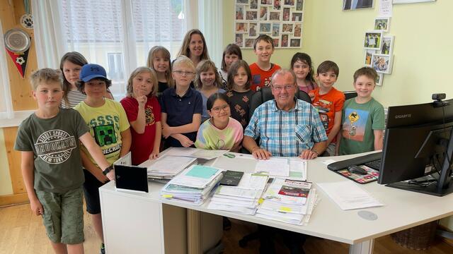 Möglicherweise ist unter ihnen ein künftiger Bürgermeister von Kammern: Die Kinder der 3. Klasse der Volksschule interessierten sich sehr für die vielen Aufgaben im Gemeindeamt.  | Foto: Marktgemeinde Kammern