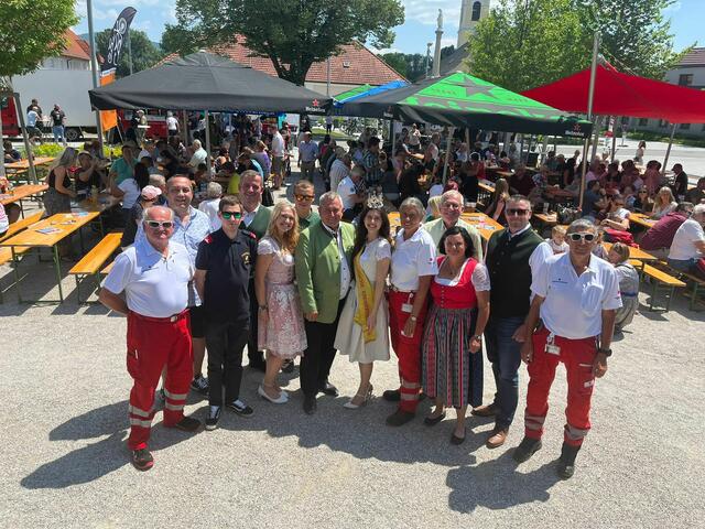 Tag der Blasmusik: Bgm. Bernhard Karnthaler (Bildmitte) mit Erdbeerprinzessin und Erdbeerkönigin sowie dem Wiesener Vbgm. Christoph Ramhofer.  | Foto: Gemeinde Lanzenkirchen