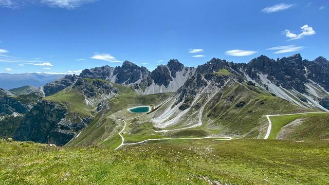 Wenn die scheuen Murmeltiere die Köpfe aus ihren Erdbauten strecken, die Sonne die Flanken der Kalkkögel erwärmt und die letzten Schneereste dahinschmelzen lässt, dann beginnt der Bergsommer in der Axamer Lizum. | Foto: Axamer Lizum Bergbahnen