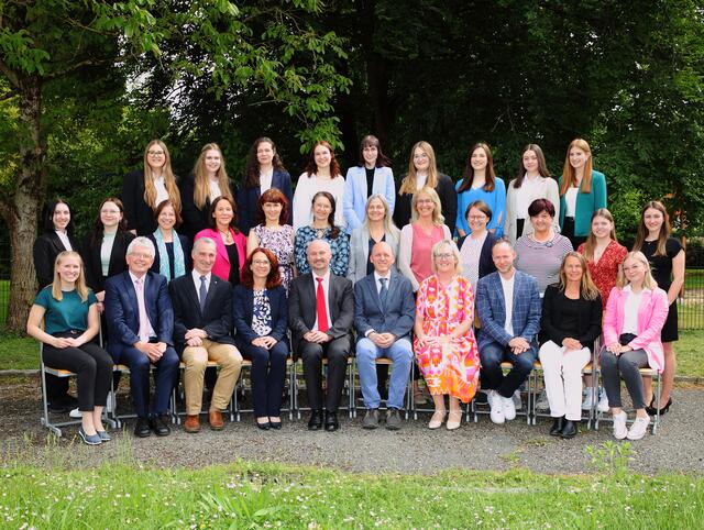 Maturafoto 5 AHL
1. Reihe (von links):
Carina Gusenbauer (A), OStR Prof. Mag. Karl Hackl, Prof. Dr. Bernd Haberfellner, OStR. Prof. Mag. Andrea Panzer-Schönhuber, Dir. Prof. Mag. Reinhard Furtlehner, Prof. MMag. Reinhard Engler (Klassenvorstand), Prof. Mag. Monika Dickinger-Neuwirth, Prof. Mag. Lukas Reitbauer, Prof. Mag. Karin Gutenbrunner, Jana Hinterberger

2. Reihe (von links):
Julia Riernößl, Iris Peneder, OStR. Prof. Mag. Petra Meinhart, Prof. Mag. Carmen Halmdienst, Prof. Mag. Margit Gusenleitner, Prof. Mag. Barbara Kempter, Prof. Mag. Monika Heimel, Prof. Mag. Christina Kerschbaumer, Prof. Mag. Maria Lengauer, OSR FOL Dipl.-Päd. Eva-Maria Sonnleithner, Klara Dorninger (A), Hanna Lengauer

3. Reihe (von links):
Hannah Koppler, Laura Kropfreiter, Katharina Bruckner, Maria Schwaighofer, Natalie Brunner, Victoria Schinnerl, Katharina Pilz (A), Anna Haun, Magdalena Aigner

A= Ausgezeichneter Erfolg | Foto: HLW Perg