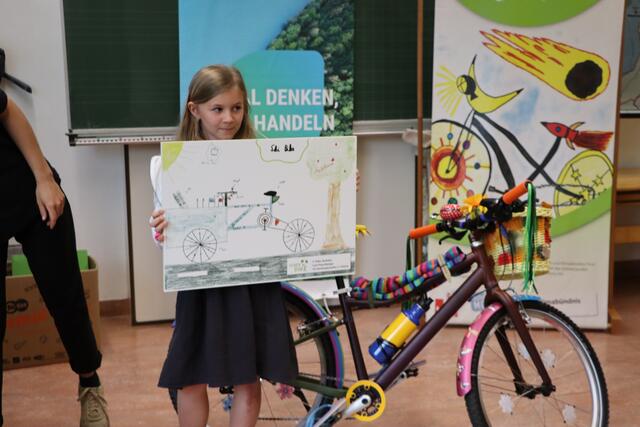 Platz drei im Bezirk Kufstein ging an Leni aus der VS Oberlangkampfen mit ihren "Ski-Bike". | Foto: Nimpf