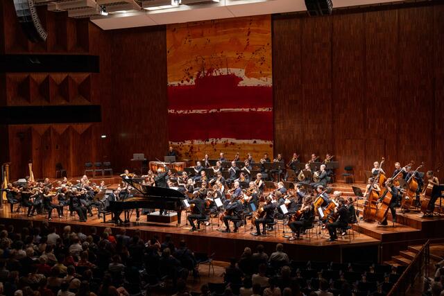 Das Universitätsorchester Innsbruck unter der Leitung von Claudio Büchler sorgte mit Werken von Debussy, Grieg und Tchaikovsky für einen abwechslungsreichen Konzertabend. | Foto: Peer