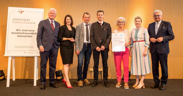 Präs. Unicef Hubert Schultes, Landesrätin Astrid Mair, Vizebgbm. Alexander Jäger, Amtsleiter Christian Strigl, Evi Wille, Familienministerin Susanne Raab und Gemeindebundpräsident Alfred Riedl (v.l.). | Foto: Harald Schlossko