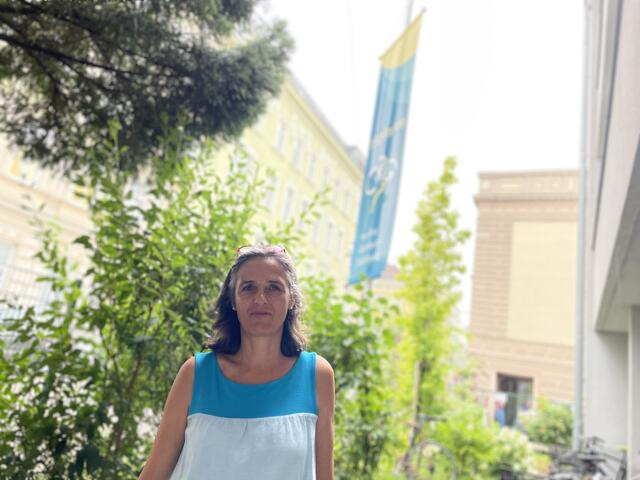 Direktorin Verena Fellner-Deringer vor dem Fahnenmast. | Foto: mjp