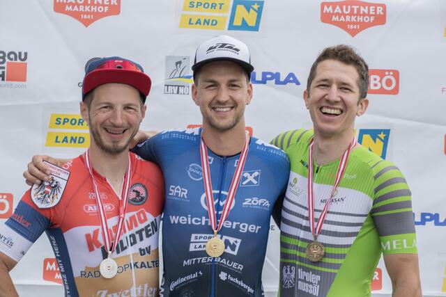 Jakob Brandl (mitte) holt den dritten Sieg der Saison in Sankt Johann. | Foto: Peter Maurer