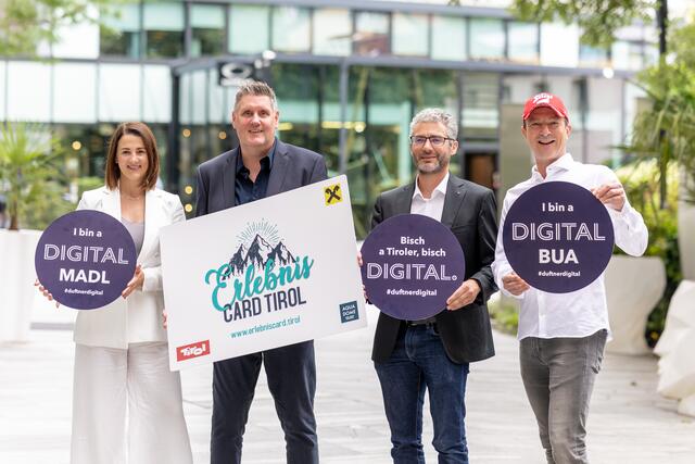 Durch und durch digital – das sind der Tiroler Familienpass und die ErlebnisCard Tirol. Gemeinsam bieten sie rund 450 spannende Ausflugsziele für Familien an, die noch mehr erleben wollen (v. l.): Familienrätin Astrid Mair, Dieter Duftner, CEO duftner.digital, Metropol-Geschäftsführer Mario Hueber und ErlebnisCard-Botschafter Alex Pointner.  | Foto: duftner.digital