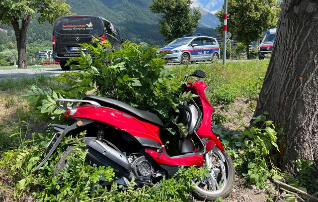 Am Montag am Vormittag ereignete sich in Innsbruck ein tödlicher Verkehrsunfall. Ein 68-Jähriger prallte auf der Krankebitter Allee gegen einen Baum. | Foto: Zeitungsfoto.at