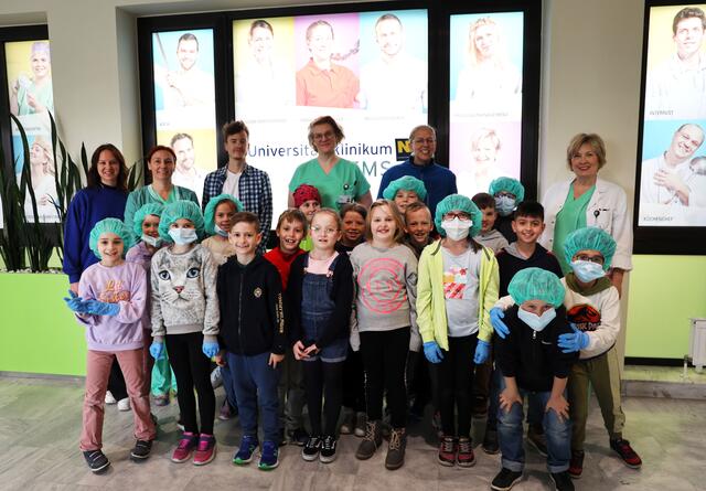 Pädagogen und Schüler der Schulklasse 2A der Praxisvolksschule der Pädagogischen Hochschule Wien/Krems, sowie 1. Oberärztin Marion Leitgeb, Assistenzärztin Annika Morscher und Primaria Elisabeth Stubenberger  | Foto: Uniklinikum Krems