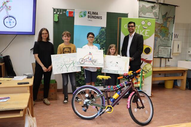 Diese Zeichnungen haben es im Bezirk Kufstein beim Crazy Bike Malwettbewerb aufs Treppchen geschafft. | Foto: Nimpf