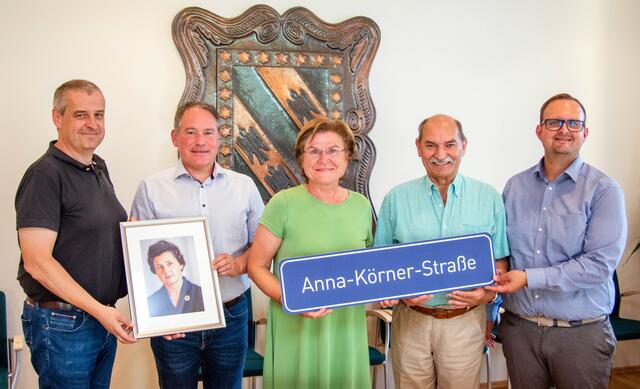 Einstimmig für die "Anna-Körner-Straße": Stadtrat Martin Preis, Stadtrat Thomas Miksch, Bürgermeisterin Helga Rosenmayer, Vizebürgermeister Hubert Hauer und Stadtrat Benjamin Zeilinger. | Foto: Stadtgemeinde Gmünd/Harald Winkler