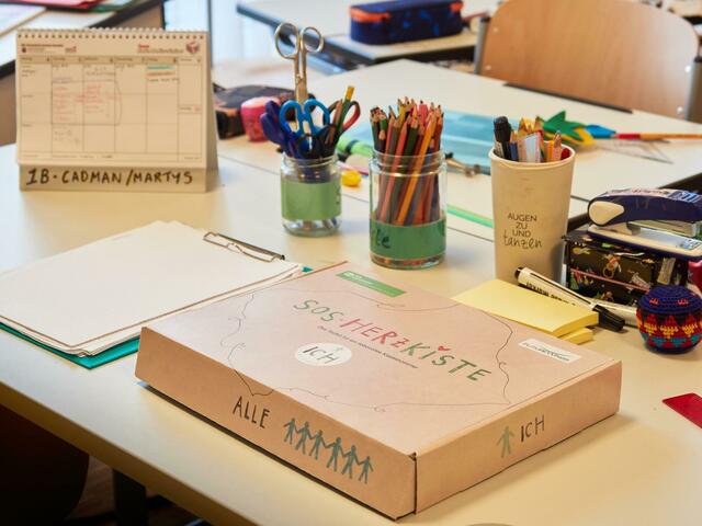 Die SOS-Herzkiste ist ein kostenloses Toolkit, das Lehrer*innen dabei unterstützen soll, die sozialen Kompetenzen der Kinder und Jugendlichen zu stärken. | Foto: Charlotte Ableidinger
