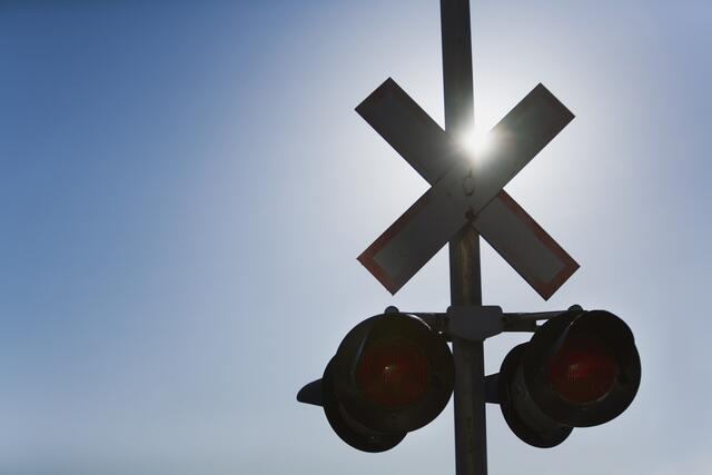 Grundsätzlich appelliert die Feuerwehr, lieber einmal zu viel als einmal zu wenig vor einer Eisenbahnkreuzung anzuhalten – nach rechts und links zu schauen und die Ohren aufzusperren. | Foto: PantherMedia-DesignPicsInc