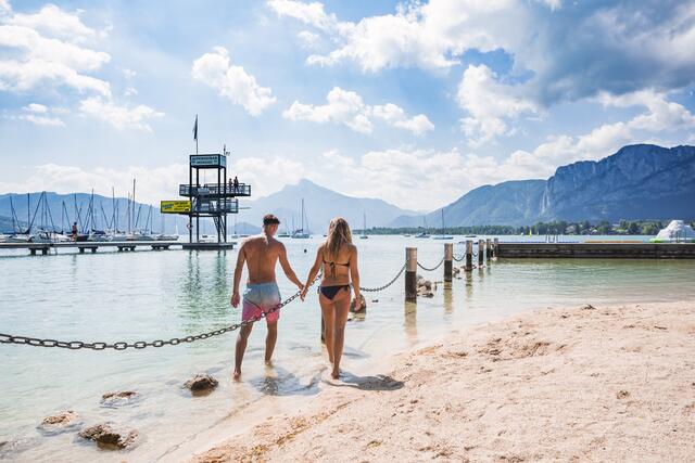 Sprungturm und Sandstrand: Das Alpenseebad Mondsee wurde vor kurzem neu gestaltet und erweitert. | Foto: TVB Mondsee Irrsee/Valentin Weinhäupl