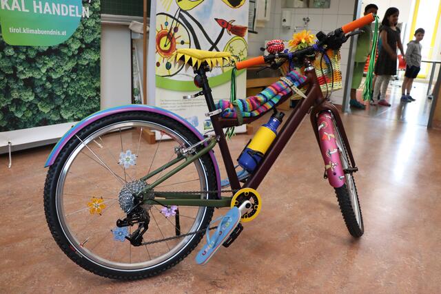 Das Siegerfahrrad wurde getreu der Zeichnung in echt nachgebaut und ist aktuell auf Bezirkstour bei den Preisverleihungen in den Tiroler Bezirken. | Foto: Nimpf