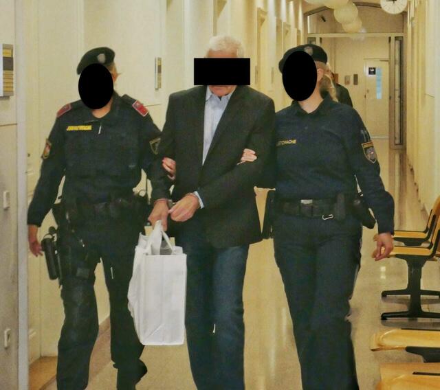 Der Angeklagte wurde aus der Untersuchungshaft vorgeführt. | Foto: Trimmel, Zezula