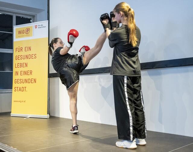 Bei einer Kickbox-Einheit wurde dem Publikum der Jugendgesundheitskonferenz in der Josefstadt verschiedene Techniken präsentiert. | Foto: Zsolt Marton