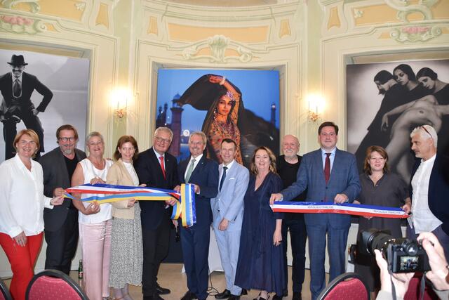 Vizebürgermeisterin Helga Krismer, Fotografen-Landesinnungsmeister Christan Schörg, Beate Jorda, Bezirkshauptfrau Verena Sonnleitner, LAbg. Christoph Kainz, NÖ-Landtagspräsident Karl Wilfing, Philippe Sutter (Direktor des französischen Kulturinstituts und Abteilungsleiter für Kultur, Bildung und Hochschulwesen in Vertretung des französischen Botschafters S.E. Gilles Pécout), Silvia Lammerhuber, Festival-Direktor Lois Lammerhuber, Bürgermeister Stefan Szirucsek, Florence Drouhet (künstlerische Leiterin des Festivals La Gacilly) sowie Fotograf Stéphan Gladieu, der in diesem Jahr für die Bilder an der Fassade der Orangerie verantwortlich zeichnet. | Foto: Preineder