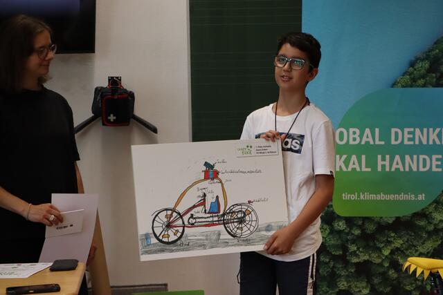 Den Bezirkssieg holte sich Deniz aus der VS Wörgl mit seiner Zeichnung "Solar-Bike". | Foto: Nimpf