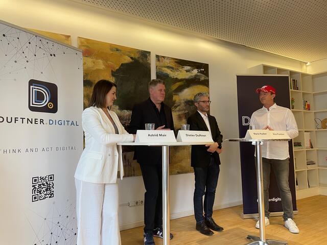 Alex Poitner ist Markenbotschafter der ErlebnisCard Tirol. Gemeinsam bei der Präsentation mit LR Astrid Mair, duftner.digital-CEO Dieter Duftner und Mario Hueber (Matropol Kino). | Foto: BezirksBlätter