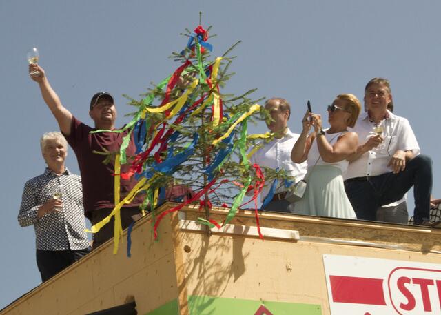 Pannonischer Schulcampus feierte Dachgleiche mit LR Leonhard Schneemann und den beteiligten Firmen sowie zahlreichen Gästen und den Kindergarten- und Schulkindern mit ihren Pädagoginnen. 