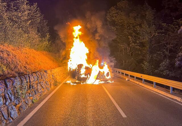 Am Dienstag am Abend kam es in Zirl zu einem Unfall. Ein 18-jähriger Lenker verlor die Kontrolle über sein Auto. Dieses überschlug sich und geriet in Brand. | Foto: Zeitungsfoto.at