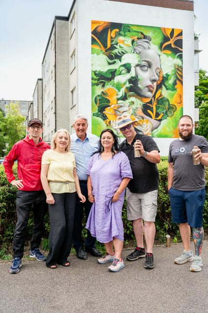 (v.l.n.r.): Kulturlabor Gemeindebau-Leiter Arno Rabl, wohnpartner Donaustadt Gebietsleiterin Snjezana Calija, Bezirksvorsteher Donaustadt Ernst Nevrivy, wohnpartner-Bereichsleiterin Claudia Huemer, Unterstützer Erich Stuhl, Künstler Stefan Fenzal alias Naskool. | Foto: Dusek